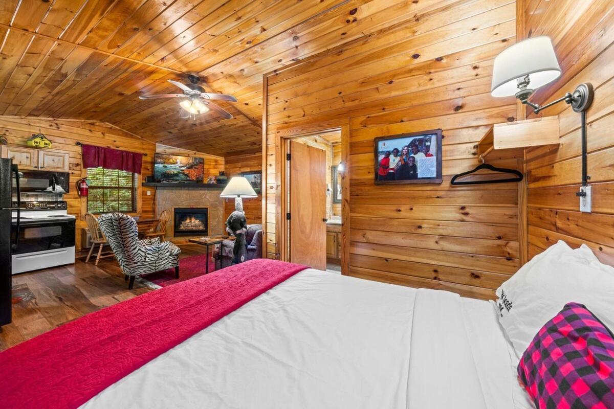 Cabin 5 Studio Cabin With Hot Tub, Water View And Fire Pit Villa Sevierville Exterior photo